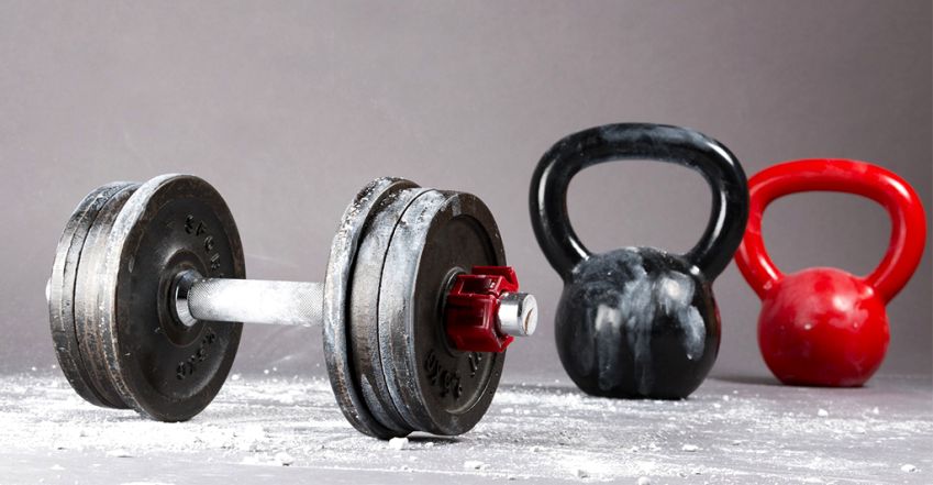 Kettlebell vagy kézisúlyzó: melyik hatékonyabb?