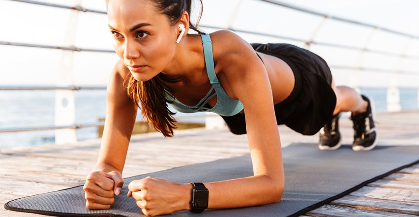 Edzés közben zenét hallgatsz? Ezért nyugtat meg és csillapítja a fájdalmat